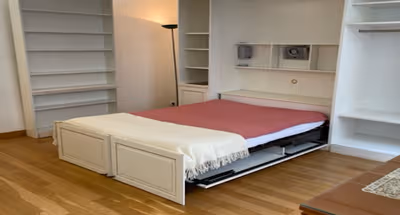 CHAMPS-ÉLYSÉES GEORGES V: SURROUNDED BY LUXURY BOUTIQUES