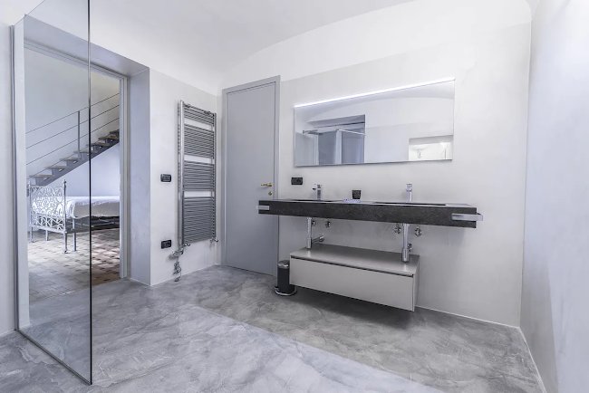 UNIQUE ABODE HIGHLIGHTING FRESCOES -VIA LA MARMORA