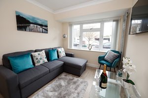 Central Windsor Stunning 4 Bedroom Spacious House