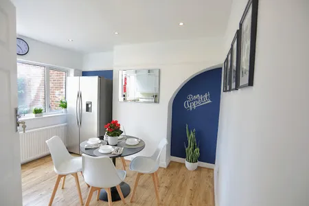 03 Bedroom Hillingdon House in Uxbridge