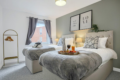 City Centre Apartment with Free Parking, Balcony, Super-Fast Wifi and Smart TV with Netflix by Yoko Property