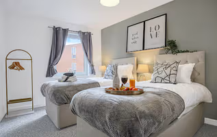 City Centre Apartment with Free Parking, Balcony, Super-Fast Wifi and Smart TV with Netflix by Yoko Property