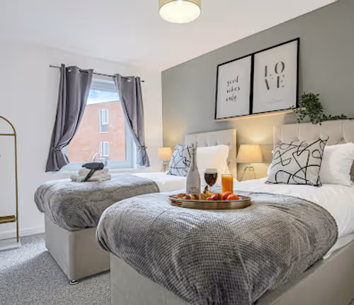 City Centre Apartment with Free Parking, Balcony, Super-Fast Wifi and Smart TV with Netflix by Yoko Property