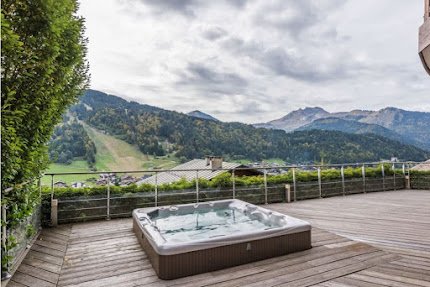 OVERLOOKING THE RELENTLESSLY BREATHTAKING VIEW-LUXURY CHALET IN MORZINE