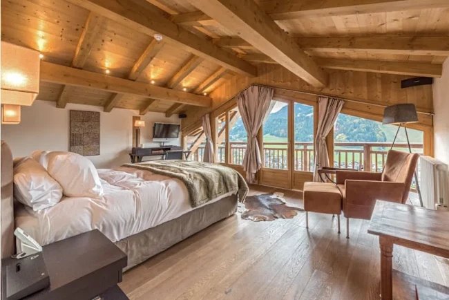 OVERLOOKING THE RELENTLESSLY BREATHTAKING VIEW-LUXURY CHALET IN MORZINE