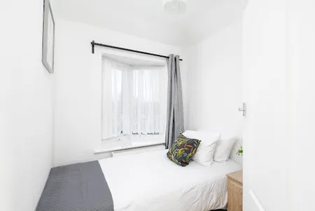 London Enfield Ascot Gardens - 4 Bed House with Garden