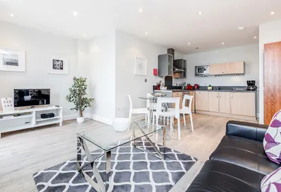 Thames Edge Apartment near LHR Airport - Staines