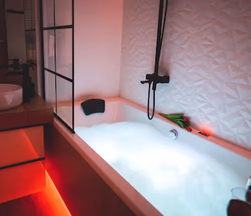 Movie Jacuzzi Apartment at the Main Station