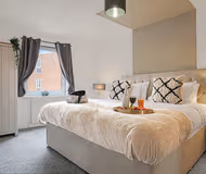 City Centre Apartment with Free Parking, Balcony, Super-Fast Wifi and Smart TV with Netflix by Yoko Property