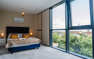 The Glass House VIP Luxury Duplex Stay - Gym, Cinema & Gaming room