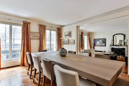 HAUSSMANN LUXURY 230M2 IN AVENUE FOCH