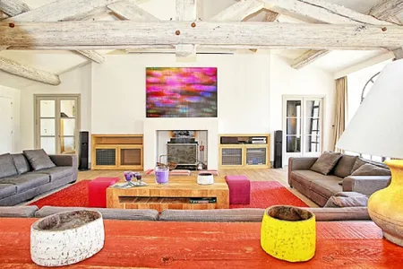 Luxurious Villa Perched at the foot of Grand Luberon