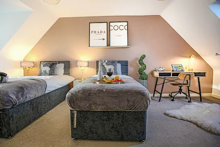 Victorian House with Free Parking, Garden, Smart TVs with Virgin TV and Netflix