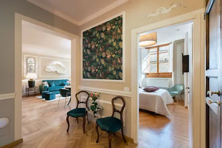 DINE BENEATH ORIGINAL FRESCOES 15THCENT RESIDENCE
