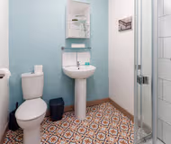 5 Bedroom sleeps 10, free parking, 4 bathrooms