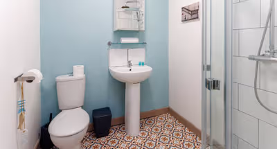 5 Bedroom sleeps 10, free parking, 4 bathrooms
