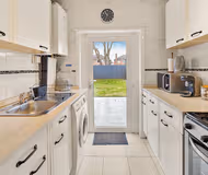 Private 2 Bed Parking & Garden