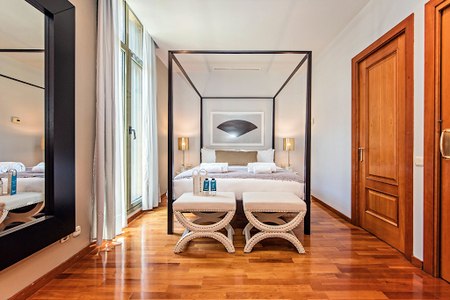 Luxury bedroom at Plaza Catalunya