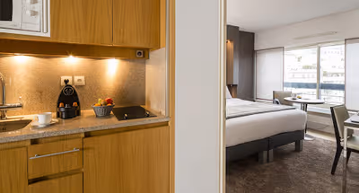 King sized bedroom at Studio apartment in Courbevoie La Defense