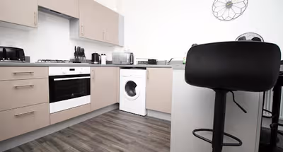 Barry Bliss: 2 Bedroom Flat with Parking