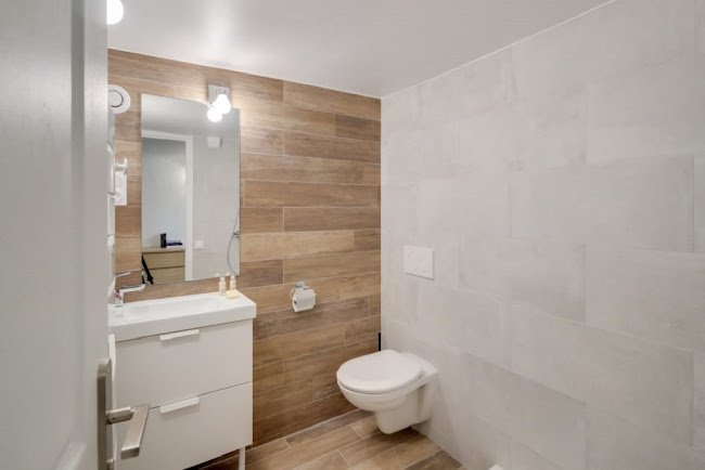 EXPANSIVE SKYLIGHTS-A 4 BEDROOM MONTROGUEIL LUXURY