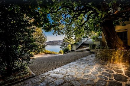 ALL-ENCOMPASSING LUXURY 600M2 VILLA WITH MAGICAL EXQUISITE VIEWS OF LAKEMAGGIORE
