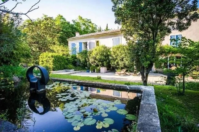 An Artsy and Elegant Villa Retreat in Tarascon