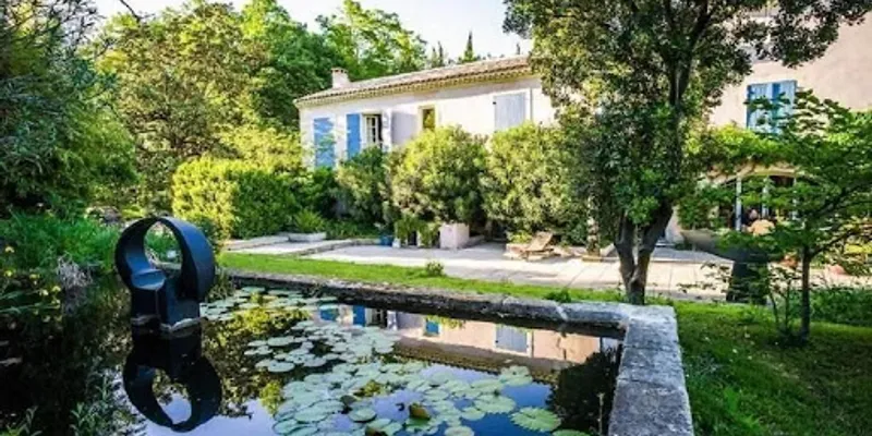 An Artsy and Elegant Villa Retreat in Tarascon