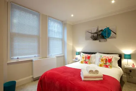 2 bedroom apartment at Barons Court - Queen Club