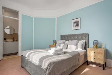 Luxury bedroom at Deptford Serviced Apartments by MySqua.re