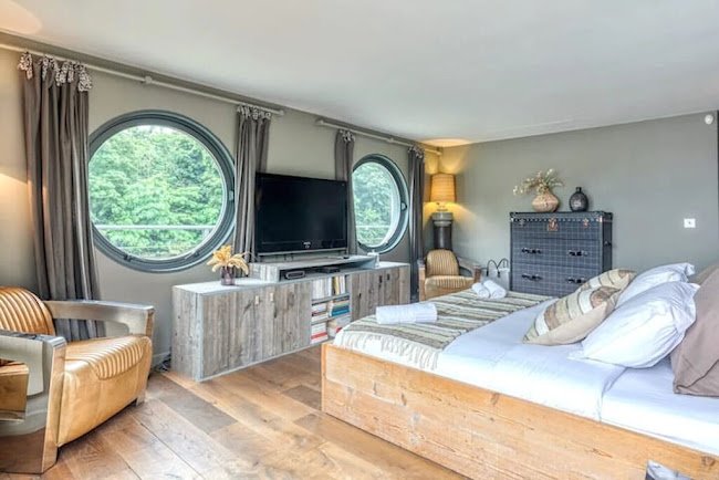A GRAND LUXURY IN NEUILLY ON THE BACKDROP OF RIVERSIDE GREENRYOF ILE DE PUTEAUX
