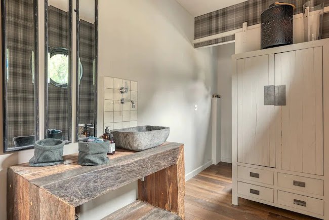 A GRAND LUXURY IN NEUILLY ON THE BACKDROP OF RIVERSIDE GREENRYOF ILE DE PUTEAUX