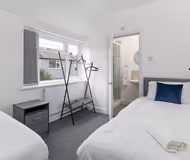 Heyes House- Sleeps 7, free parking, mins from LFC