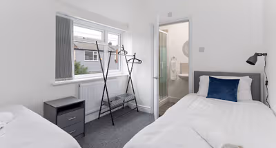 Heyes House- Sleeps 7, free parking, mins from LFC