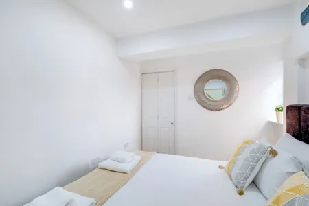 Luxury 5 BDR 2 BA House with Parking in Sandhurst
