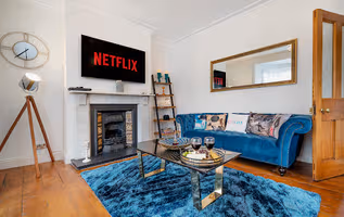 Huge house Pool Table Parking Garden Sky TV WiFi