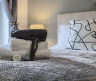 City Centre Apartment with Free Parking, Balcony, Super-Fast Wifi and Smart TV with Netflix by Yoko Property