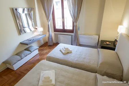 JUST OFF PONTE VECCHIO A PIAZZA SIGNORIA LUXURY SUITE