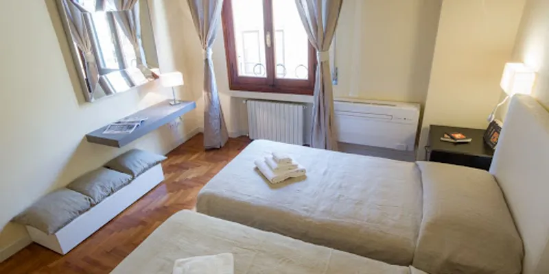 JUST OFF PONTE VECCHIO A PIAZZA SIGNORIA LUXURY SUITE