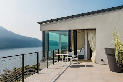 ADMIRE THE FANTASTIC VISTAS OVER LAKE COMO