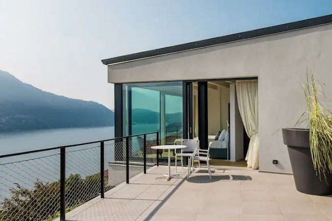 ADMIRE THE FANTASTIC VISTAS OVER LAKE COMO