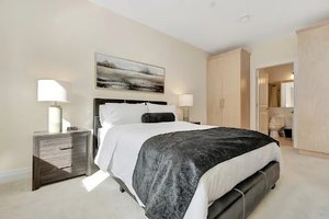Canadian Shield Ave Serviced Apartment