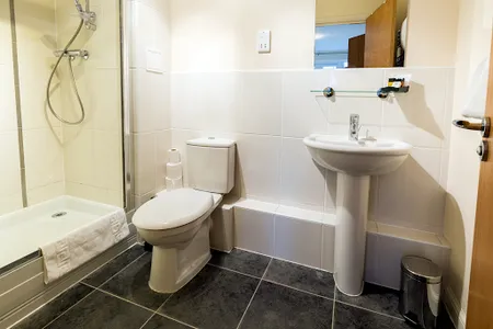 Luxury en-suite bathroom at Handleys Court
