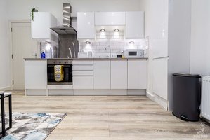 Contemporary 2Bedroom/2Bathroom Apartment in Harwoods Road