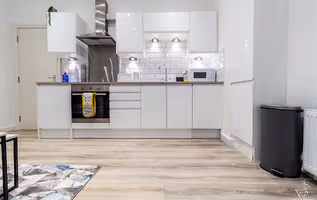 Contemporary 2Bedroom/2Bathroom Apartment in Harwoods Road