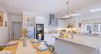 4 Bedroom House - Sleeps 8 - Close to City Centre with Free Parking, Fast Wifi and Smart TV with Virgin TV and Netflix