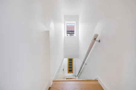 Luxury 5 BDR 2 BA House with Parking in Sandhurst