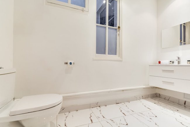 IN THE POSH HEART OF PARIS 130M2 CHAMPS ELYSEES