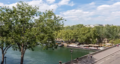 WELCOME TO ILE SAINT LOUIS! AN EXTRAORDINARY VIEW OF THE SEINE AWAITS YOU!