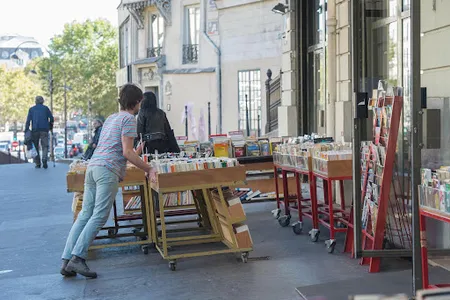 200M2 RUE FAUBOURG POISSONNIERE-18TH CENT MANSION